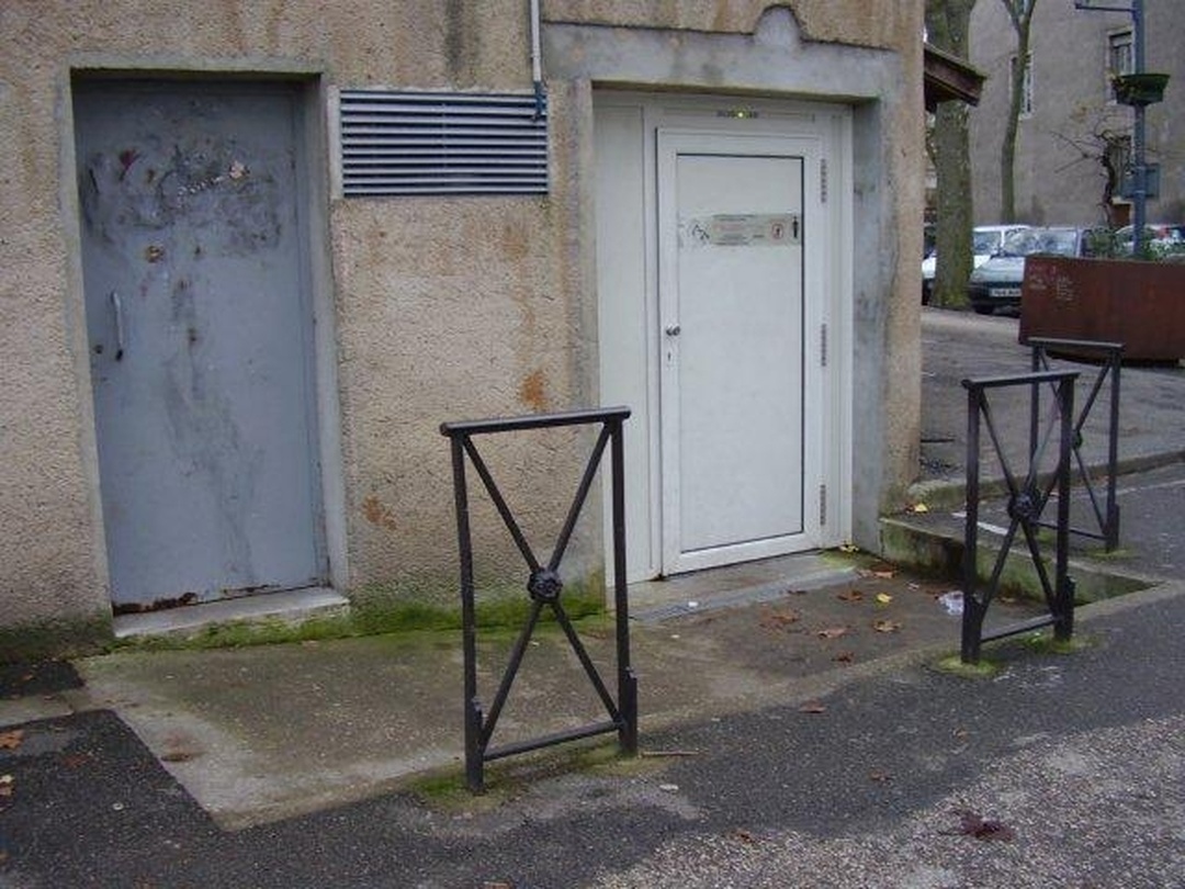 Public Bathroom - WC place La Fayette , Cahors Public Bathroom - WC place La Fayette , Cahors